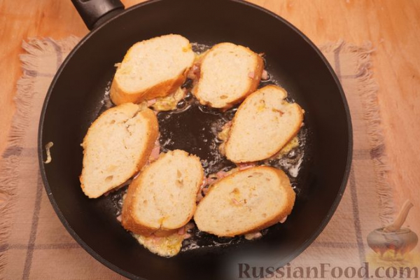 Горячие бутерброды с колбасой, луком и сыром